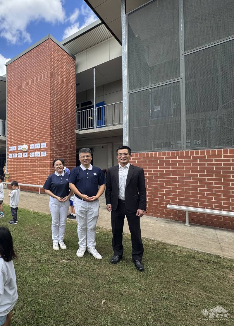 歐陽群與翁松欽、副校長林伊瑩合影