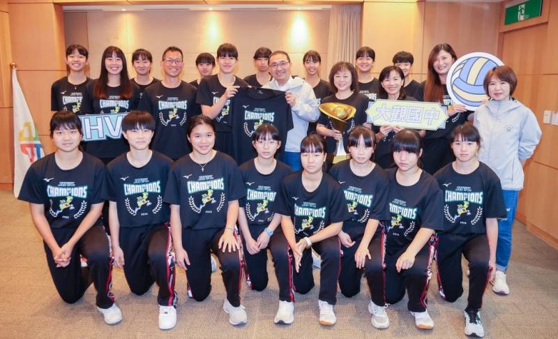 新北市大觀國中女子排球隊勇奪國中甲級排球聯賽冠軍，隊長鄭詠瑜（2排左3）9日在市政會議分享喜悅，並代表球隊獻上冠軍衫給市長侯友宜（2排左4）。（新北市府體育局提供）