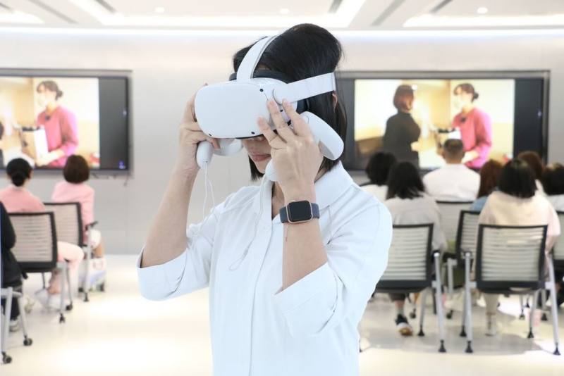 台北醫學大學護理學院暨附屬醫院護理團隊9日發表「臨終護理」虛擬實境（VR）影片，透過VR眼鏡，協助護理學生及新進護理師模擬真實護理情境，強化臨床教育。（北醫大提供）