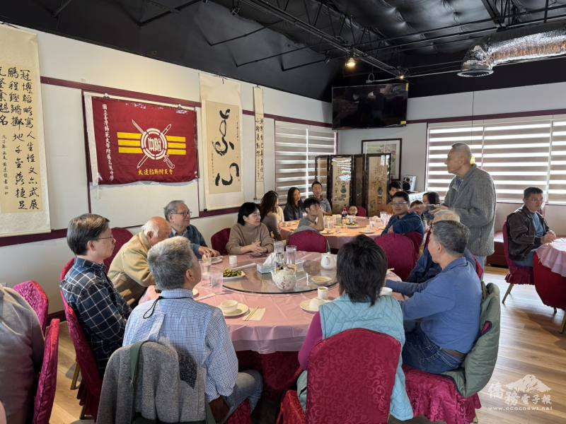 校友們攜家帶眷一同與會，老朋友相聚交流現況