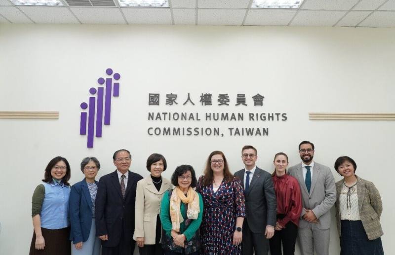 盧森堡國會議員薇特（右5）等人8日拜訪國家人權委員會，並與人權會副主委王幼玲（左5）等人交流。（人權會提供）