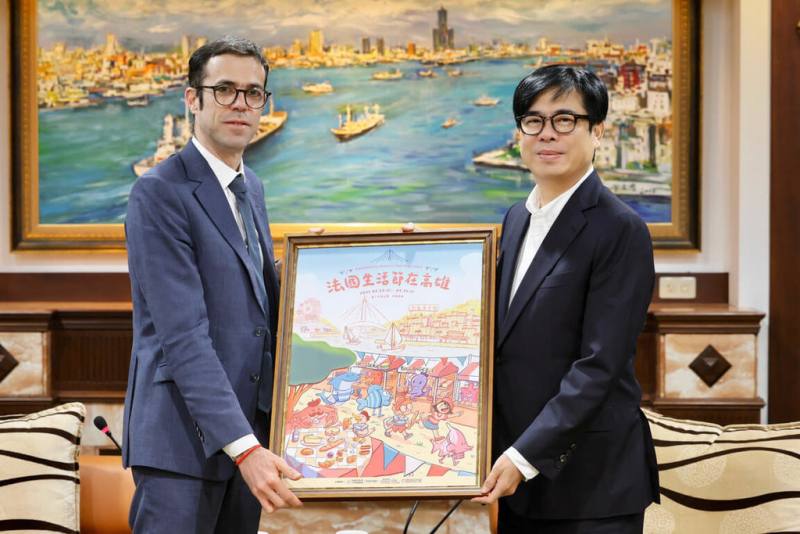 法國在台協會主任龍燁（左）8日再次拜會高雄市長陳其邁（右），期盼未來持續深化各領域合作關係，並表示將再度攜手辦理「法國生活節在高雄」。（高雄市行政暨國際處提供）