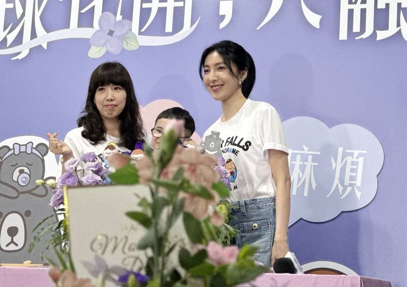 唐寶寶「翔翔」的媽媽（左）曾一度陷入低潮，她8日和「翔翔」從台中北上參加唐氏症基金會活動記者會，與年度代言人楊謹華（右）一起完成象徵愛與圓滿的插花儀式，盼鼓勵有相同處境的家長，也感謝「翔翔」帶著她用不一樣的角度認識這個世界。