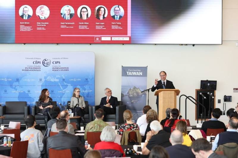 渥太華8日舉行全球合作暨訓練架構（GCTF）「印太原住民族繁榮發展」國際研討會；駐加代表曾厚仁（台上講者）與日本駐加大使山野內勘二（右2）、紐西蘭駐加高專希利爾（左2）及澳洲駐加高專羅根（左1）同台。（駐加拿大代表處提供）