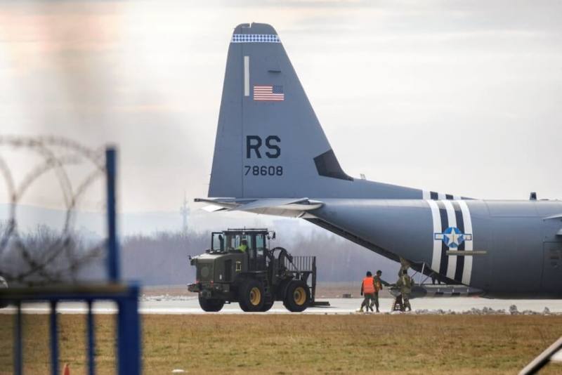 圖為2022年美國空軍C-130J運輸機降落在波蘭熱舒夫雅西恩卡機場。（Patryk Ogorzalek/Agencja Wyborcza.pl via 路透社）
