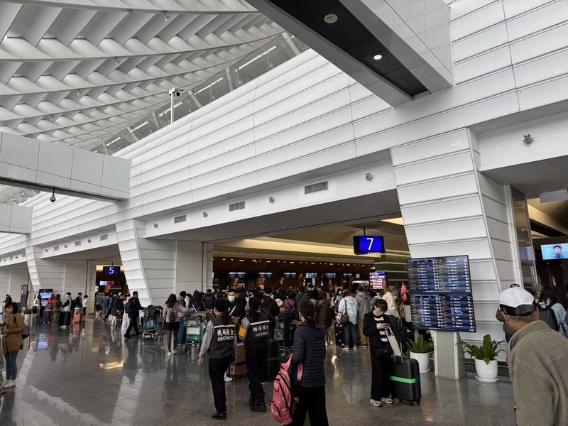 COVID-19疫情趨緩後，航空業逐漸恢復。交通部指出，114年夏季北中南機場共增加及恢復11個航點。圖為114年清明連假前一天，桃機出境報到人潮