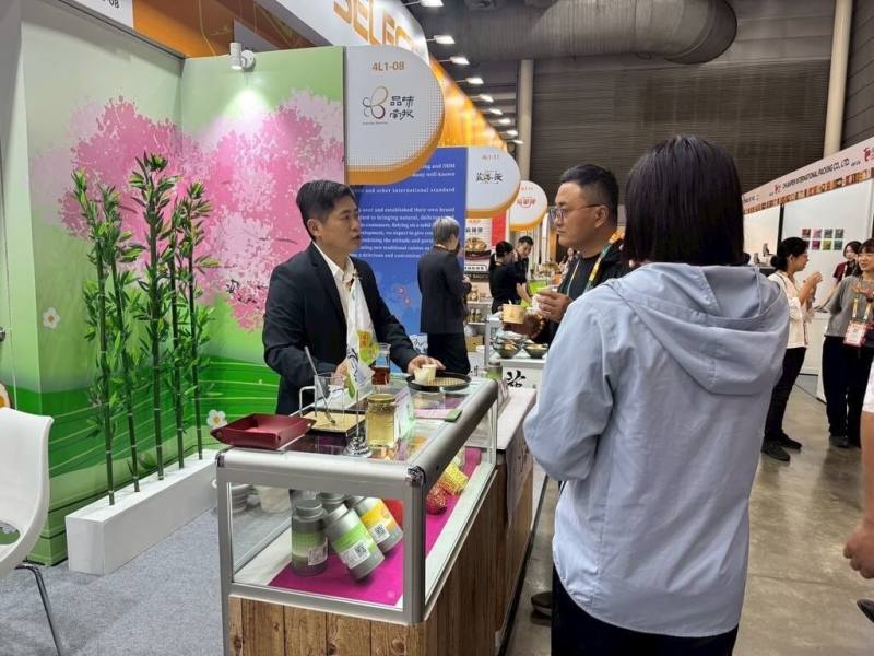 新加坡國際食品展（FHA 2025）8日至11日登場，南投縣政府設「品味南投館」，以健康、純天然、高品質原則，精選26款茶葉、咖啡、特色農產品及加工食品參展。（南投縣政府提供）