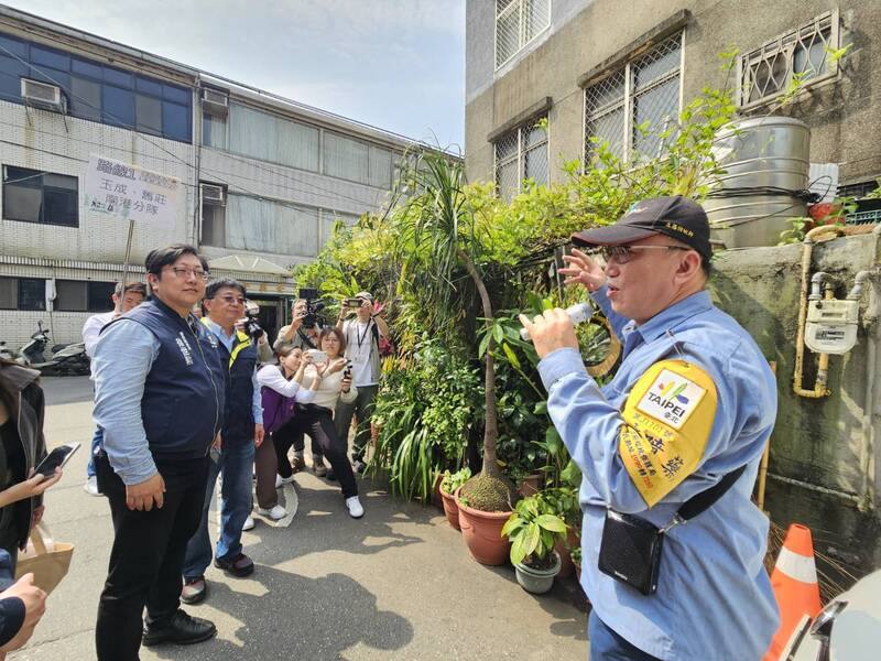 台北市環保局9日舉辦「防疫零漏洞、全市孳生源清除日」活動，邀區公所、衛生局等單位與逾1000名環保志義工進行環境巡檢，響應清除病媒蚊孳生源行動。