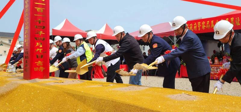 澎湖縣政府警察局馬公分局異址新建工程動土典禮9日舉行，澎湖縣長陳光復（右6）、議長陳毓仁（右5）等人出席。