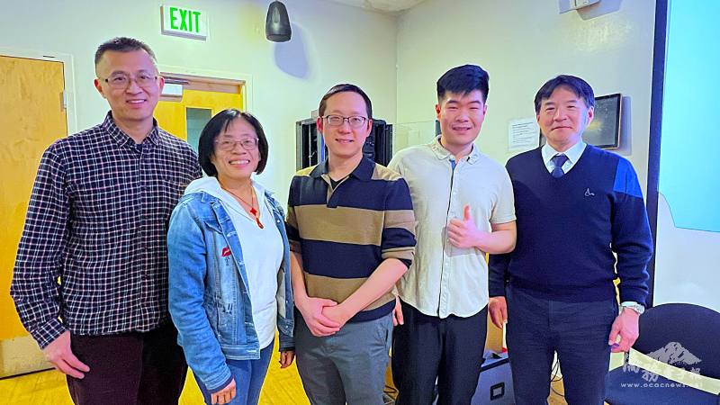 高家富(右1)嘉勉TCCNE幹部，(右2起)秘書長高名震、副會長彭聲翔、理事賴怡英、會長王志維等人為商會服務