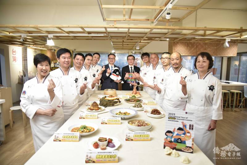 僑委會副委員長阮昭雄與臺灣美食國際巡迴講座主廚合影