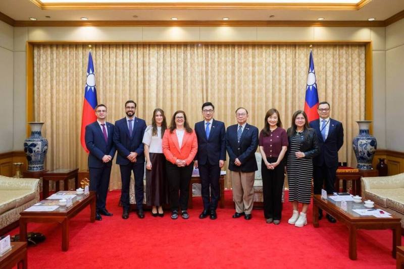 立法院副院長江啟臣（中）9日在立法院接見盧森堡國會議員團，感謝盧森堡國會及行政部門近年來持續以實際行動，支持台灣參與世衛組織及世衛大會等相關國際組織與機制。（立法院國際處提供）