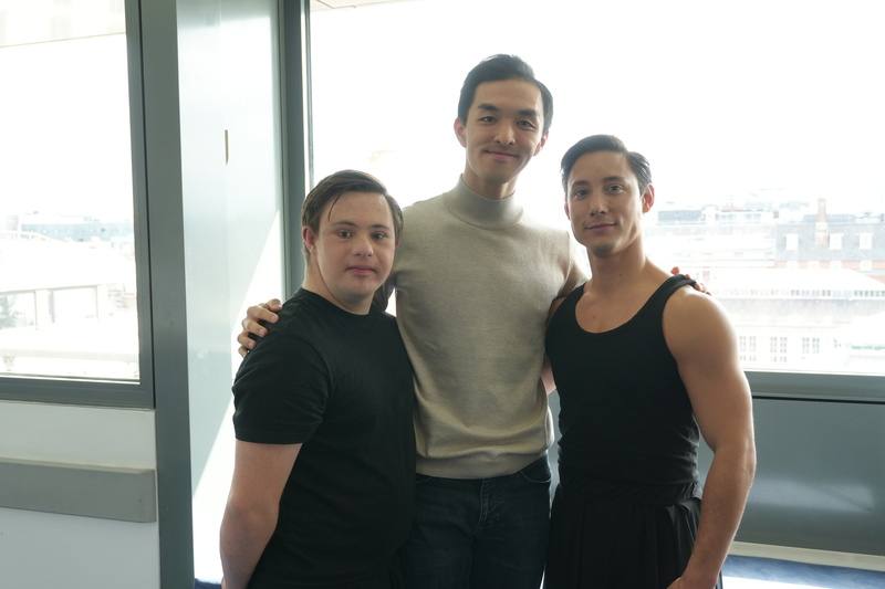 台灣舞蹈家梁秩傑（中）舞作「天上之境，心中之聲」，梁秩傑邀請芭蕾舞者凱文（右）和唐氏症舞者魯賓（左）共同演出，展現共融精神