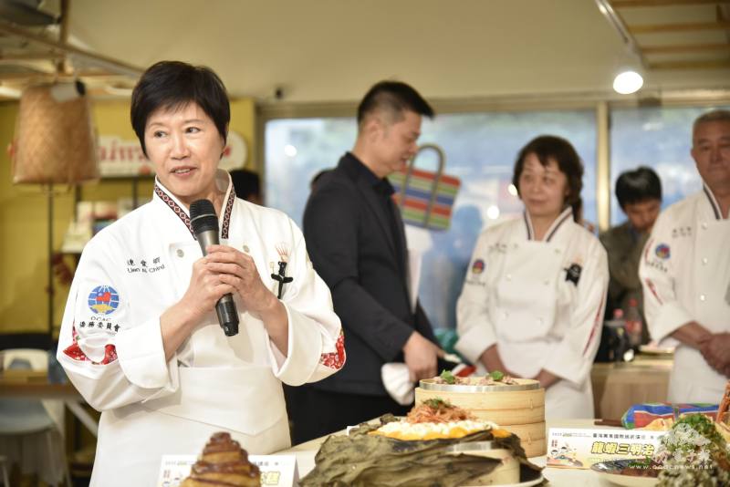 文化大學生活應用科學系海青班烹飪科教師連愛卿於行前說明會介紹拿手料理
