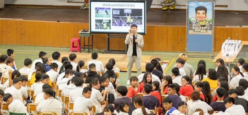 拿下2面奧運羽球男雙金牌的李洋（後立者），獲得廠商贊助舉行公益演講，並將演講的贊助費用全數捐給自己指定的6名羽球選手，讓他們有更多資源打拚。（汎德永業集團提供）