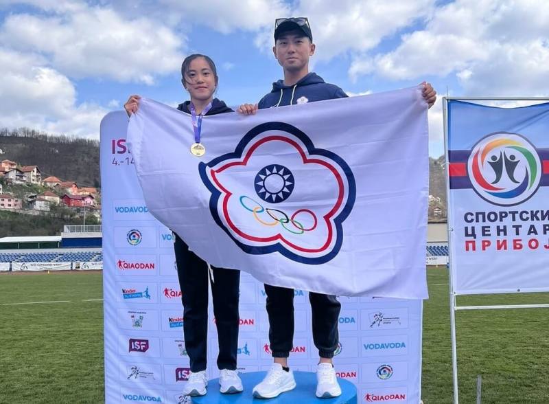 台灣田徑小將陳羿岑（左）9日征戰2025年世界中學生U15運動會，在女子400公尺決賽以破大會紀錄的54秒85摘金，個人生涯首面國際賽獎牌入袋，開心與教練林智偉（右）合影留念。（林智偉提供）