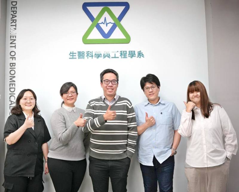 中央大學10日發布新聞稿，副教授楊伯康（左3）、助理教授陳靖昀（左2）、副教授陳健章 （右2） 共同研發永續型摩擦電貼片，可即時分析呼吸、肢體運動等生理數據。（中大提供）