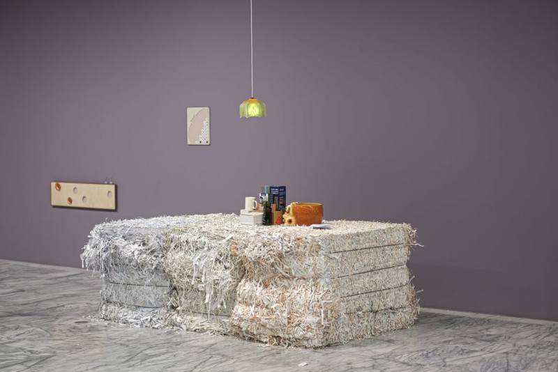 藝術家黃麗音展覽「Lili Deli 麗麗食品」在台北市立美術館持續展出中，展間一角布置「The Tower of Freebies 廢比塔計畫」，邀請觀眾捐贈家中來自百貨公司、大賣場、股東會的未開封禮贈品。（北美館、黃麗音提供）