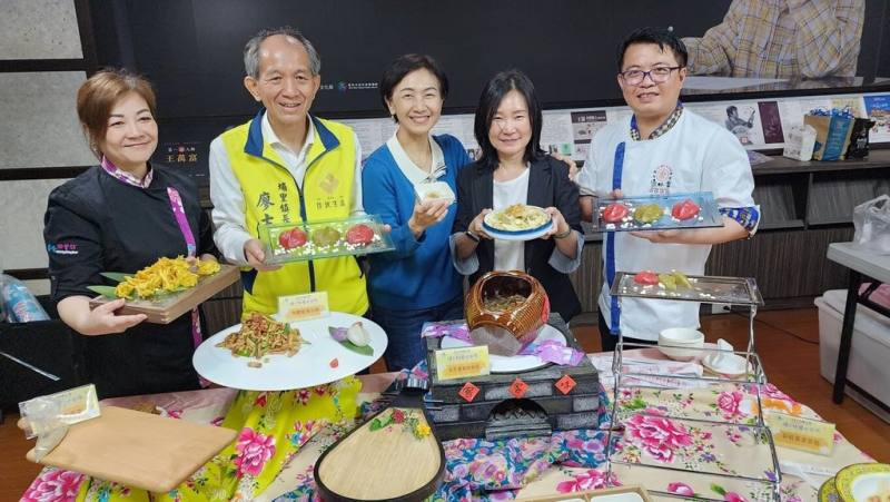埔里鎮公所19日將舉行客家桐花祭，活動有祭儀、市集、美食品嚐、闖關活動等，埔里鎮長廖志城（左2）10日宣傳廣邀遊客來賞花、嚐美食。（埔里鎮公所提供）