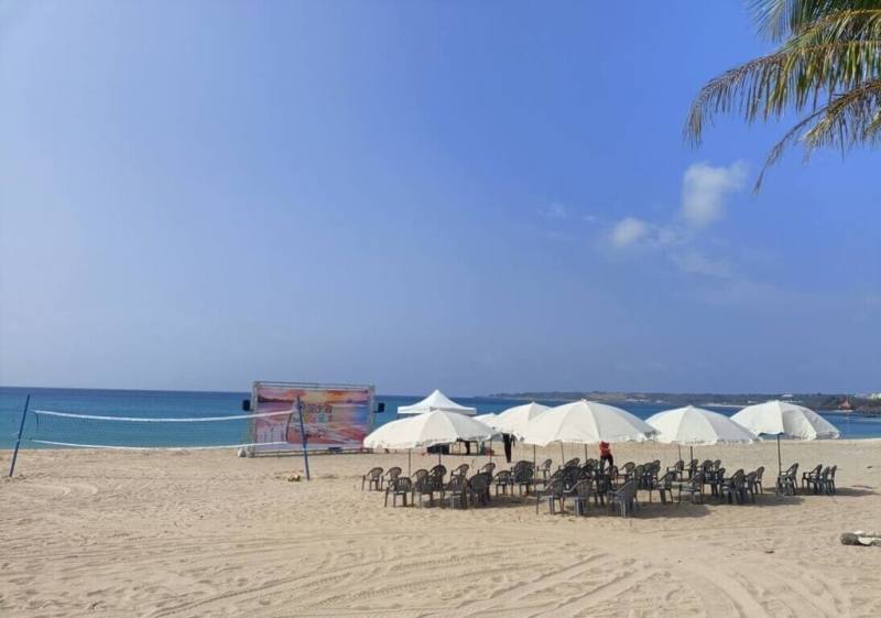 墾丁國家公園管理處整頓墾丁沙灘陽傘，南灣沙灘10日起將全面統一採用米白色陽傘。（墾丁管處提供）