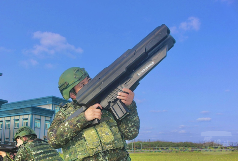 官兵演練以干擾槍對低空無人機進行反制。（戰管聯隊提供）