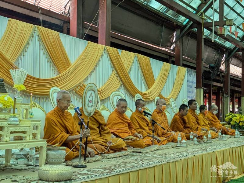 高僧為眾人誦經