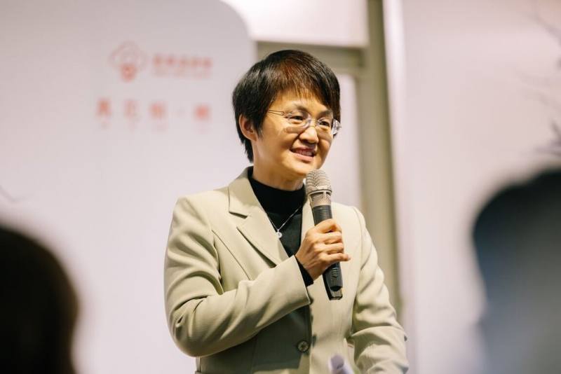 客家委員會9日舉辦2025桐花祭啟動記者會，客委會主委古秀妃（圖）致詞表示，台灣提到桐花祭就會想到客家，它相當於一個等號、一個代表，也是最先讓客家受到大家認同的第一個活動。（客委會提供）