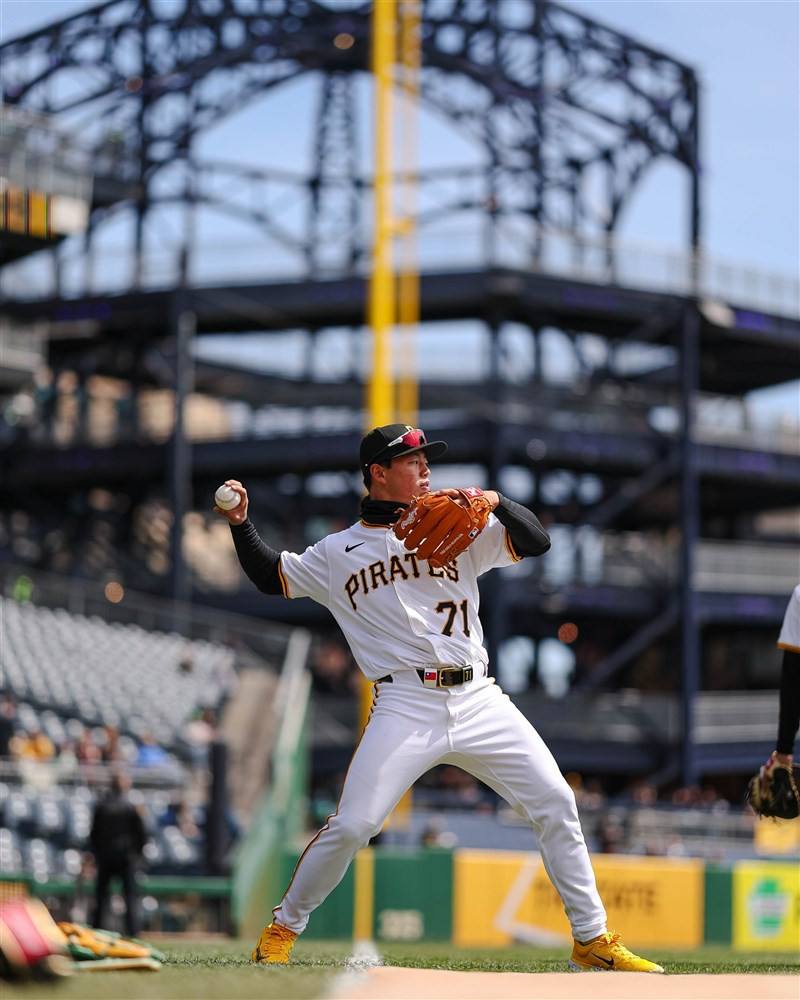Pittsburgh Pirates shortstop Cheng Tsung-che practices before Wednesday's home game against the St. Louis Cardinals. Photo taken from the Pittsburgh Pirates' X