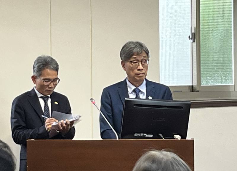 因應美國關稅政策，農業部長陳駿季（右）10日在立法院表示，為搶進中國無法銷往美國的商機，已成立蝴蝶蘭應變小組，1個月內將盤整與台糖合作設置美國基地因應