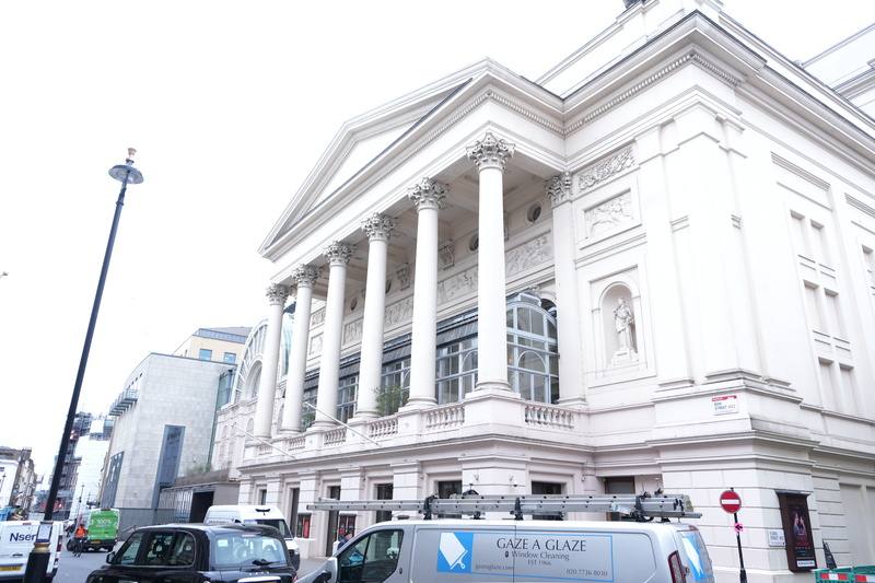 歷史悠久、建築宏偉的英國倫敦皇家歌劇院，位於倫敦柯芬園（Covent Garden），鄰近街道可欣賞到許多17至18世紀時期的建築物