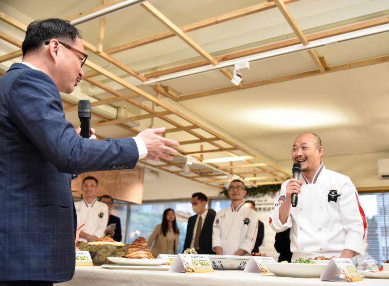 桃園喜來登酒店廚藝總監李佳其(右1)於行前說明會介紹拿手料理