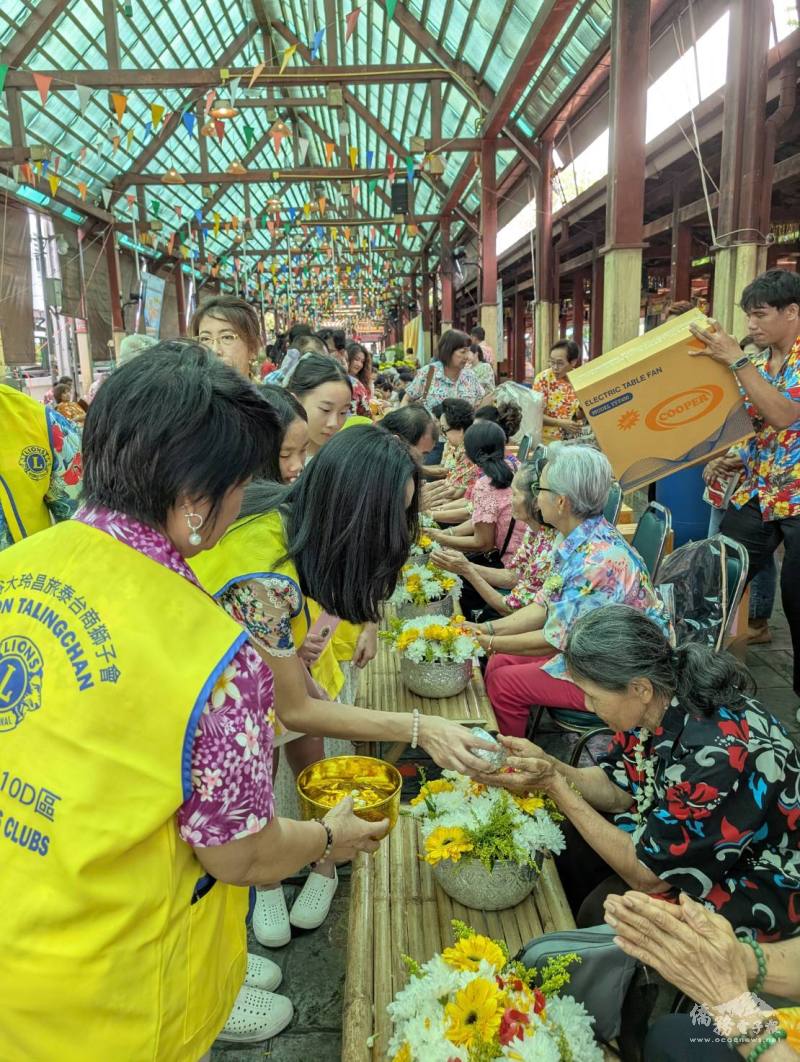 現場灑水祈福儀式