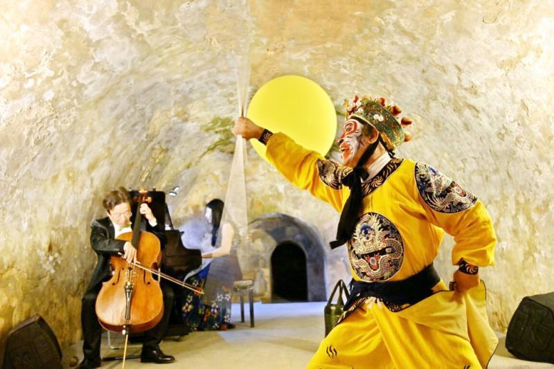 屏東縣政府舉辦「來恆春擁抱宇宙」系列活動，掀起「追星」熱，5月邀請大提琴家張正傑跨界演出「美猴王鬧場」，11日起開放線上報名，民眾在鵝鑾鼻可享受星空及音樂。（屏東縣政府提供）