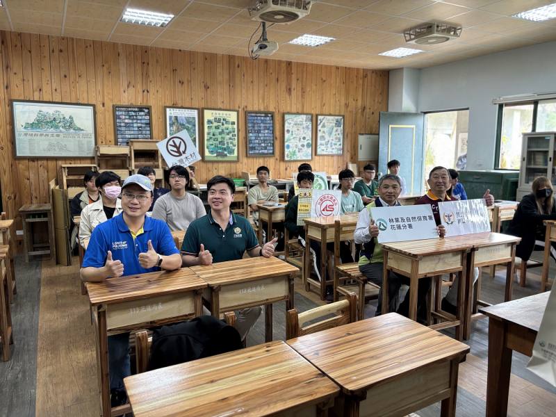 國產柳杉桌椅走進教室，花蓮分署攜手花農打造永續低碳學習環境