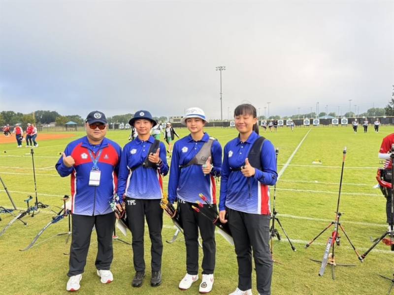 射箭世界盃佛羅里達站，台灣反曲弓女團邱意晴（左2）、李采璇（右2）、許芯慈（右1）在當地時間10日銅牌戰以5比1擊敗西班牙，拿下銅牌。（中華民國射箭協會提供）