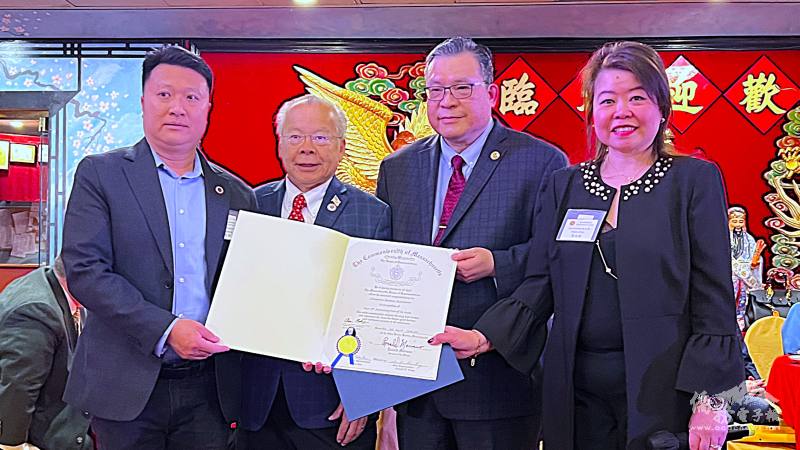 麻州眾議員黃子安(左二)代表眾議會頒發表揚狀給波士頓華埠商會的會長陳仕維(右二)、副會長陳文珊(右一)、黃展唐(左一)