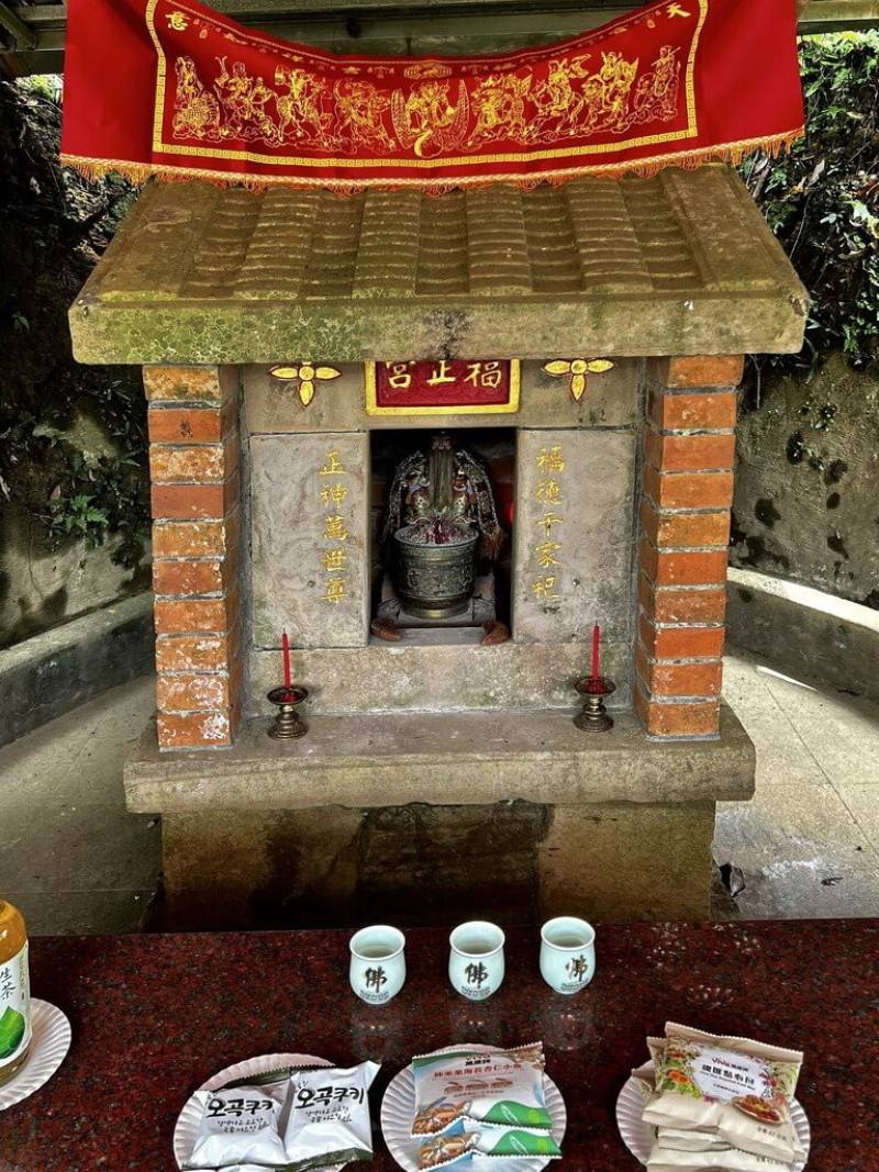 新村芳書院發起的「福德之路上的悦行者」活動11日舉行，帶領民眾走讀三貂嶺礦村土地公廟。猴硐復興礦遺址旁的「福正宮」，是礦工當年「寄命」的守護神。（新村芳書院提供）