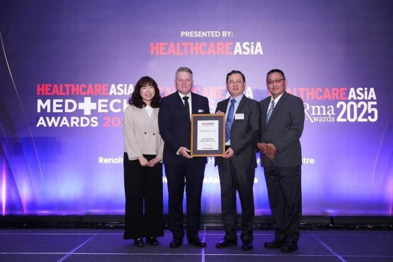 Healthcare Asia Awards10日在馬來西亞吉隆坡舉辦頒獎典禮，嘉義長庚醫院榮獲年度永續計畫獎，由副院長蕭政廷（右2）代表出席受獎。（嘉義長庚醫院提供）