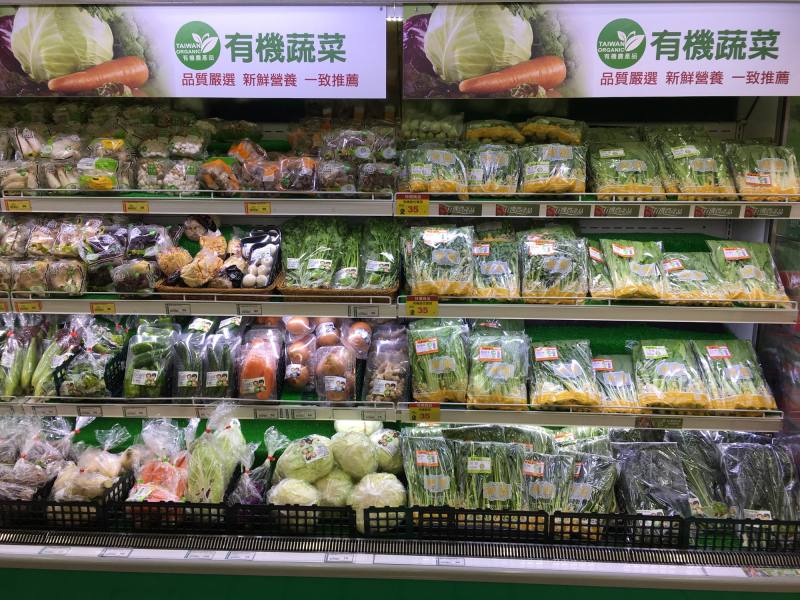 臺灣有機農業蓬勃發展，消費者可在超市等通路選購多品項有機農產品