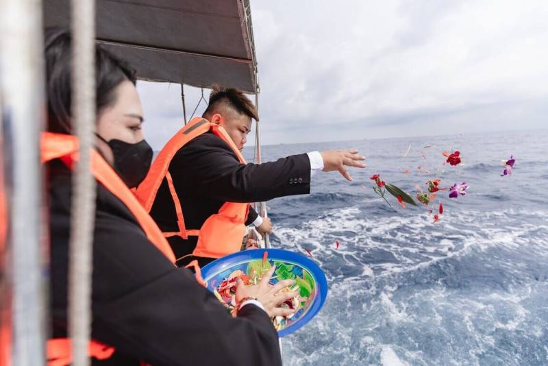 高雄114年持續擴大辦理聯合海葬，10日舉行首場聯合海葬，共有9名先行者在親屬祝福中長眠大海，伴隨鮮花花瓣緩緩飄落，象徵生命回歸自然循環。（高雄市民政局提供）