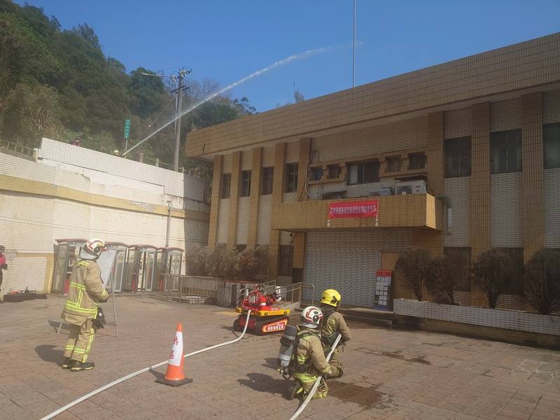 2025城鎮韌性演習首站10日在連江縣登場，下午展開綜合實作演練，模擬中華電信機房遭砲火擊中，消防人員抵達現場救災