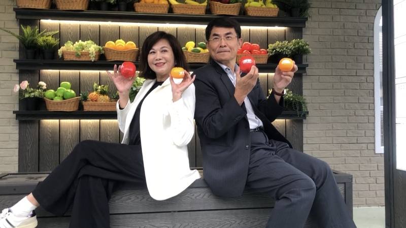 波蜜企業認養「基隆女中」候車亭，將候車亭打造成有如水果攤一般，以繽紛擬真蔬果裝飾，10日由基隆市副市長邱佩琳（左）、波蜜企業副董事長楊國禎（右）等人共同揭幕