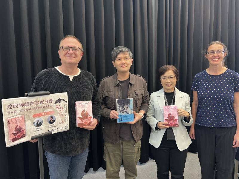 臺文館長陳瑩芳（右2）與作家伊格言（左2）、麋鹿出版社社長湯瑪士・瑞杰可Tomáš Řízek（左1）、總編輯白蓮娜Pavlína Krámská（右1）合影。