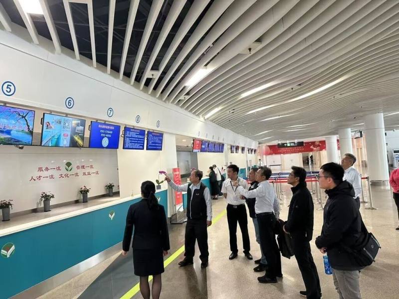 為提升陸客赴金旅遊便利性，金門縣政府在廈門五通碼頭售票處投放「金門行動旅服」資訊廣告，只要掃描QR Code就可獲得金門活動、景點、交通等資訊。（金門縣觀光處提供）