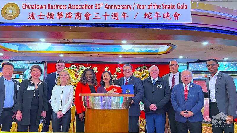 波士頓市長吳弭(中)與政要們頒發表揚狀給波士頓華埠商會