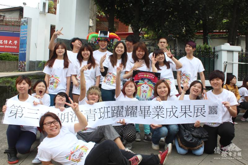 林善緣(前排左4)來臺就讀銘傳大學海青班大眾傳播系。圖為參與畢展快閃宣傳