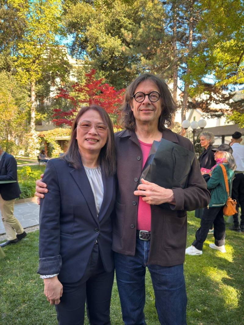 博爾札諾電影節藝術總監布紐（右）與駐義代表處文化組組長鄧美容（左）合影，此為文化部成立駐義文化組來第一次將觸角延伸至東北義雙語區