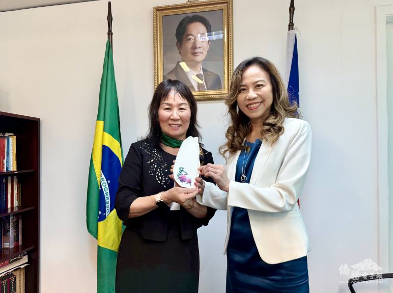 駐聖保羅辦事處處長朱怡靜（右）贈送具有臺灣意象紀念品給會長廖玉翠（左）