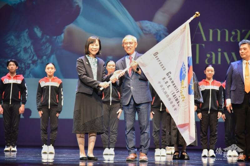 榮幼娥將僑委會會旗交給國立臺灣體育大學校長許光麃