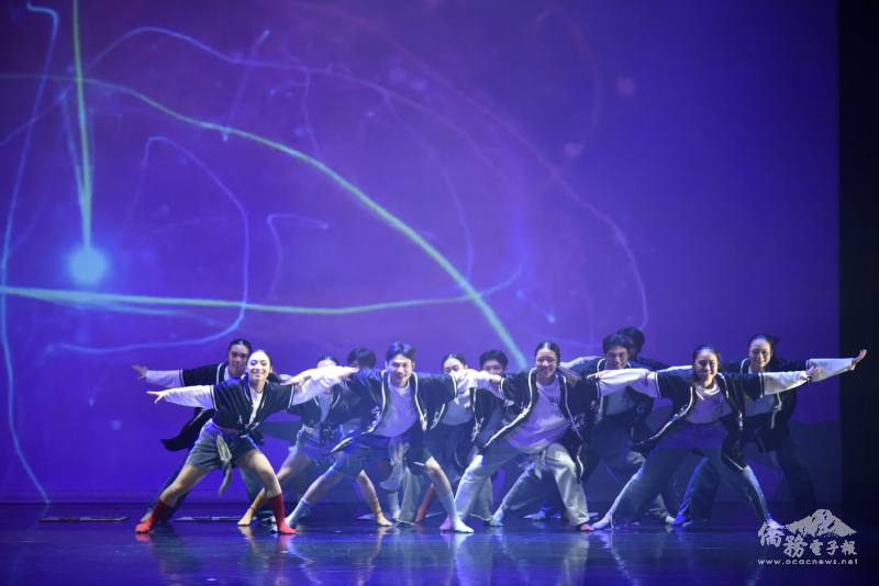 壓軸曲目《魅力臺灣》高喊臺灣棒球冠軍口號，現場歡聲雷動